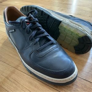 Mephisto runoff air jet system. Navy blue. Worn only once. Great condition.